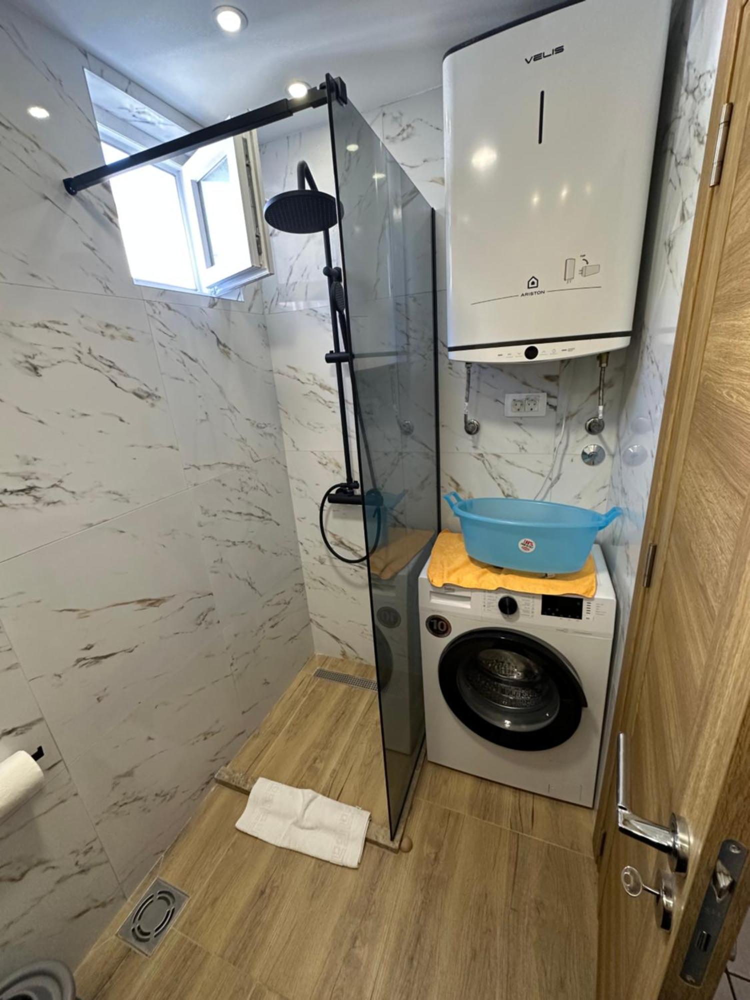 Spacious One Bedroom Dia Apartament